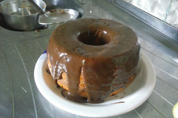 Bolo de chocolate com cobertura cremosa