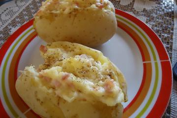 Batata recheada com requeijão e bacon