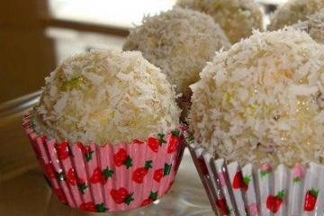 Fundo Doce Brasileiro Beijinho Gostoso Leite De Coco Brasil Foto E