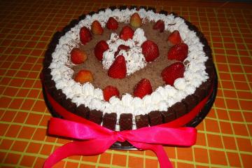 Bolo de chocolate e morango com Twix