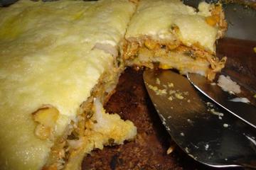 Torta assada de pão de fôrma recheada com creme de milho e frango