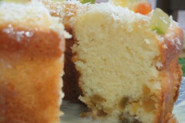 Bolo de coco com frutas
