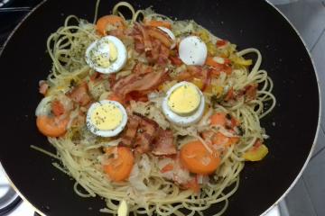 Macarrão com bacon, ovo e legumes