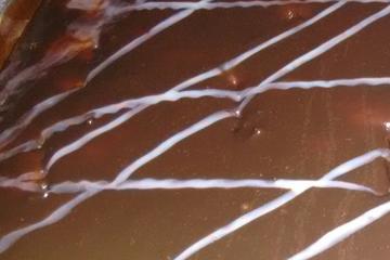 Bolo de cenoura com calda de chocolate