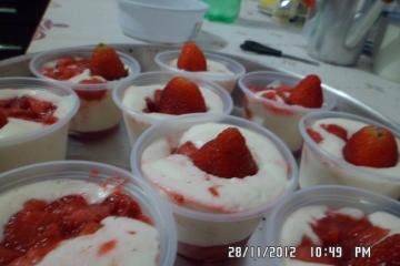 Sobremesa rápida de morango com creme