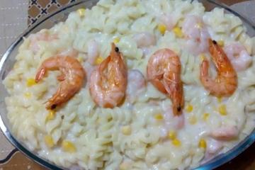 Macarrão ao molho branco com camarão