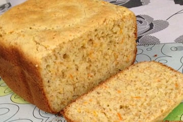 Pão sem glúten com cenoura e cebola na máquina de pão