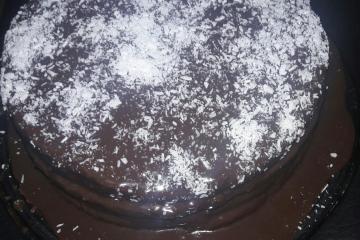 Bolo de chocolate com cobertura de chocolate e recheio de coco