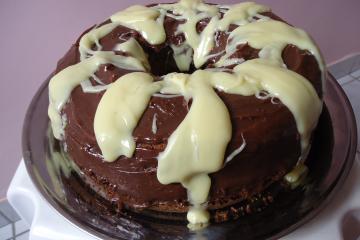 Bolo de chocolate com ameixas