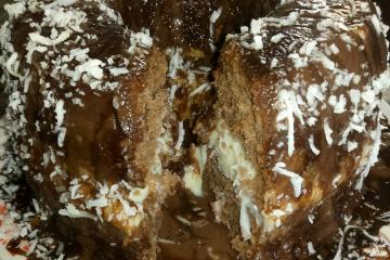 Bolo de chocolate com cobertura de chocolate e recheio de coco