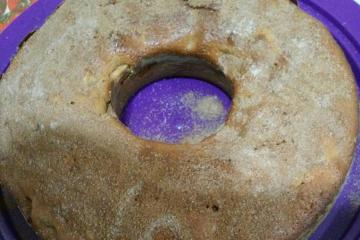 Bolo de maçã com cascas e uva passas