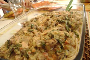 Macarrão integral com molho de carne com espinafre