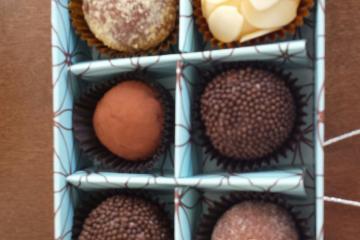 brigadeiros tradicionais do Brasil ingredientes: 20g manteiga 25g