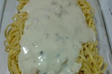 Macarrão ao molho branco com camarão