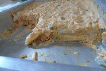 Torta de pão de forma cremosa com atum