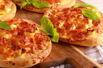Mini pizza com pão sírio na airfryer: lanche prático e divertido para fazer com as crianças