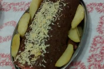 Rocambole de carne moída com queijo e presunto