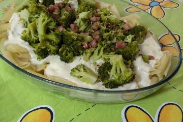 Macarrão com brócolis e creme branco