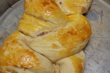 Pão recheado com goiabada