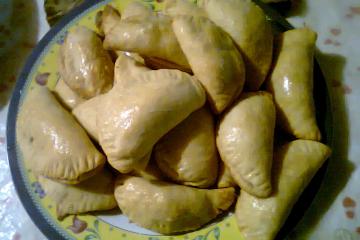 Pastel com massa de requeijão assado