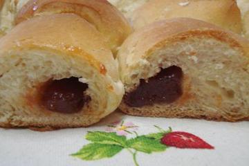 Pão recheado com goiabada