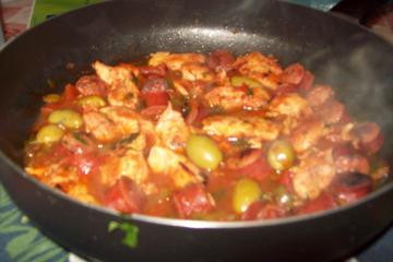 Filé de frango com linguiça e azeitona