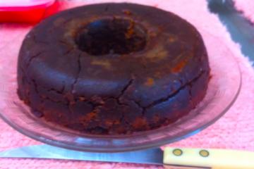 Bolo simples de chocolate com banana