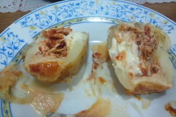 Batata recheada com peito de frango defumado