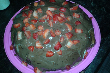 Bolo de chocolate com cobertura de morango do amor