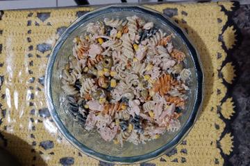 Salada fácil de macarrão e atum
