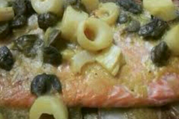 Salmão com alcaparras e palmito