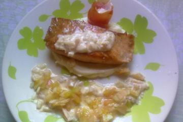 Salmão e purê de batatas ao vinagrete encorpado