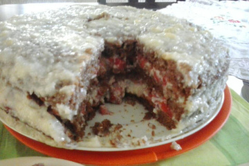Bolo de chocolate com morango e coco - da Bia