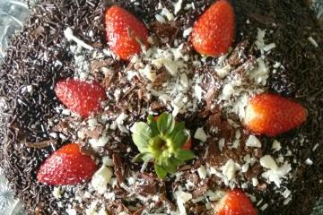 Bolo de chocolate com morango
