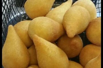 Coxinha com massa de farinha e batata