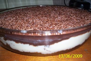 Bolo com recheio de chocolate branco