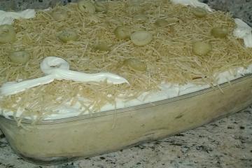 Torta de pão de forma cremosa com atum
