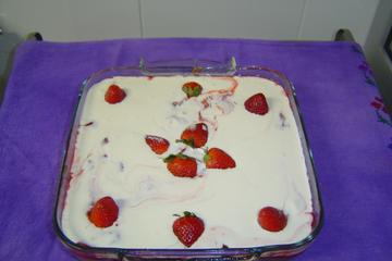 Torta sorvete de chocolate com morangos