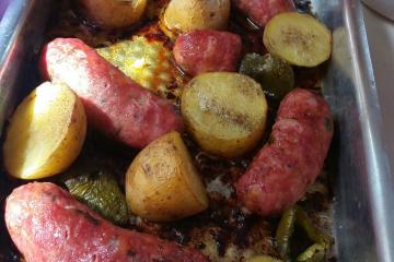 Linguiça ao forno com batatas