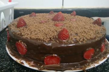 Bolo de chocolate com morango