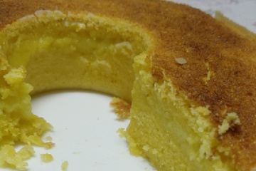 Bolo de fubá cremoso com queijo