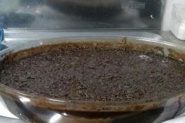 Bolo de banana com cobertura de chocolate