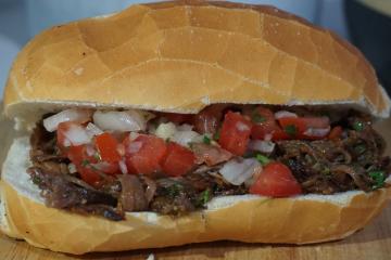 Lanche de costela gaúcha desfiada