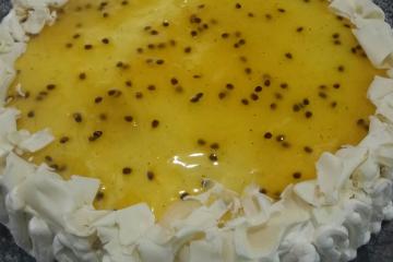 Bolo delicioso de mousse de maracujá