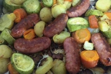 Linguiça ao forno com batatas