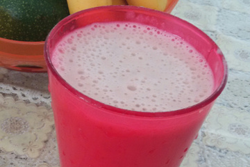 Vitamina de banana com leite  e morango