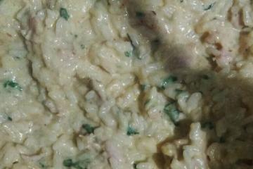 Arroz cremoso com linguiça, alho e ervas