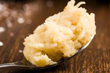 Cocada de leite condensado cremosa e simples com apenas 3 ingredientes