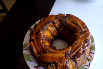 Bolo de chocolate com banana caramelizada