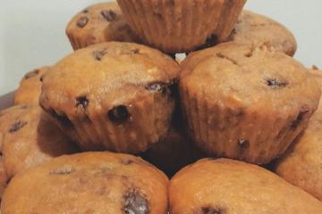 Cupcake de cenoura com gotas de chocolate